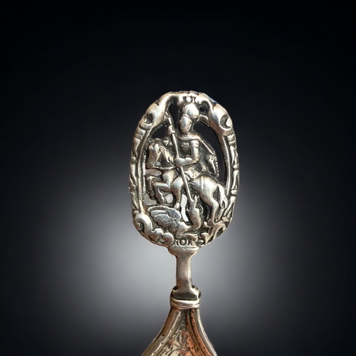 89 - A DUTCH STERLING SILVER IMPORT CADDY SPOON.
WITH GEORGE SLAYING THE DRAGON HANDLE, WITH REYNOLD ANGL... 