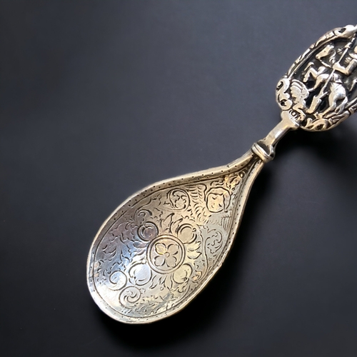 89 - A DUTCH STERLING SILVER IMPORT CADDY SPOON.
WITH GEORGE SLAYING THE DRAGON HANDLE, WITH REYNOLD ANGL... 