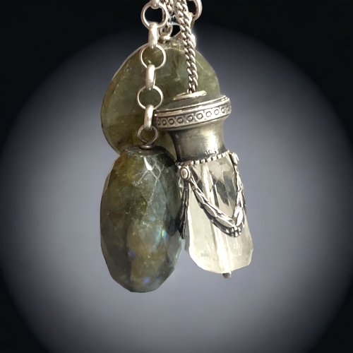 90 - A CONTINENTAL SILVER COLLAR MOUNTED WITH HANGING TOURMALINE CABOCHON AND A SILVER MOUNTED CRYSTAL PE... 