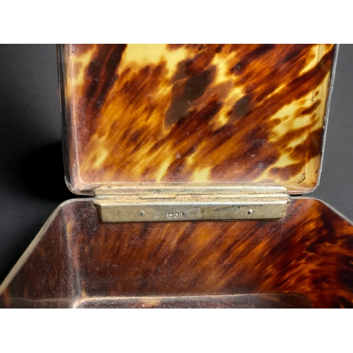 121 - A STERLING SILVER & TORTOISESHELL BOX.
EARLY 20TH CENTURY.
6.5 X 10 X 8CM