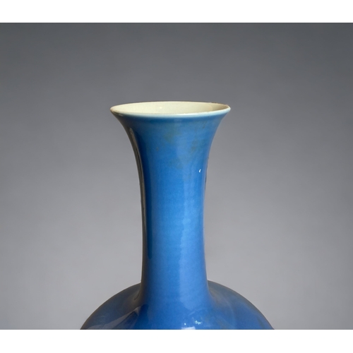 254 - A LARGE CHINESE PORCELAIN MONOCHROME VASE.
WITH BULBOUS FORM WITH FLARED NECK.
REIGN MARKS TO BASE. ... 