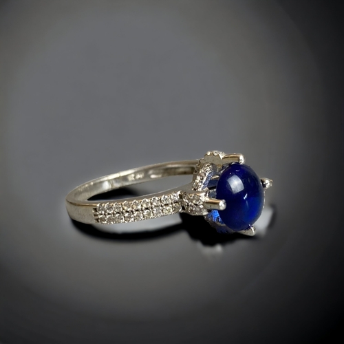 105 - A STERLING SILVER & BLUE CABOCHON STONE LADIES RING.
SIZE Q