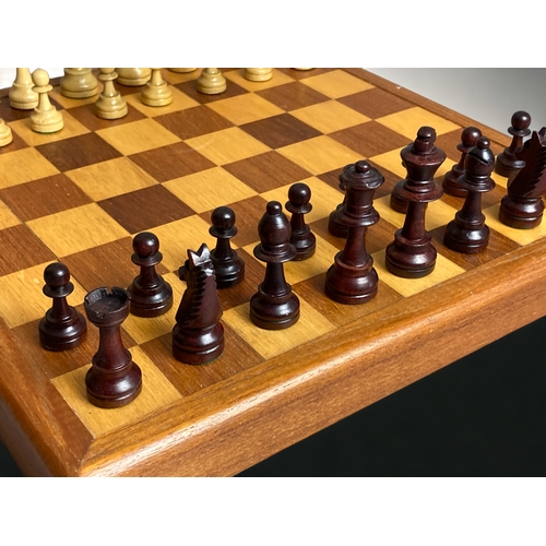 443 - A CARVED WOOD STAUNTON CHESS SET, ON SOLID WOOD BOARD.  WITH BOX.