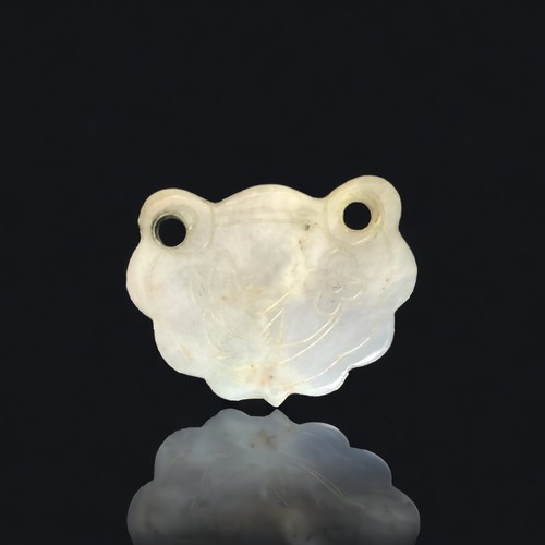 303 - A CHINESE CARVED JADE PENDANT / TOKEN.
5x4cm