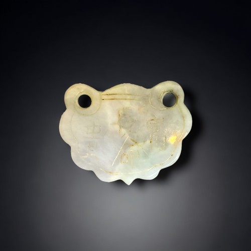 303 - A CHINESE CARVED JADE PENDANT / TOKEN.
5x4cm