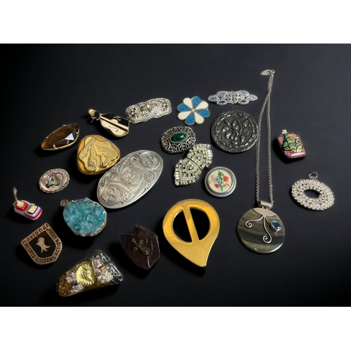 108 - A JOB LOT OF VINTAGE JEWELLERY. INCLUDING BROOCHES & PENDANTS.