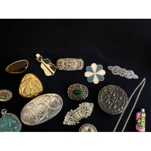 108 - A JOB LOT OF VINTAGE JEWELLERY. INCLUDING BROOCHES & PENDANTS.