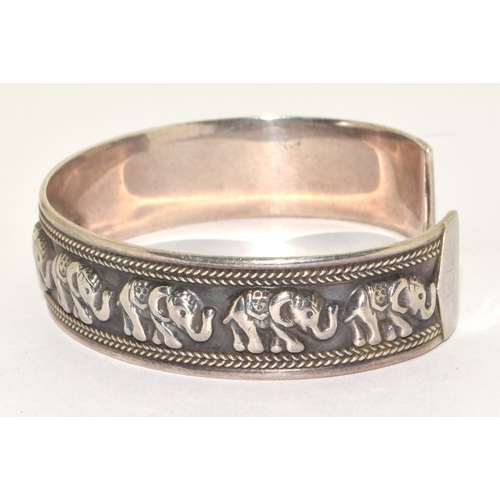 129 - 925 silver solid bracelet depicting Elephants