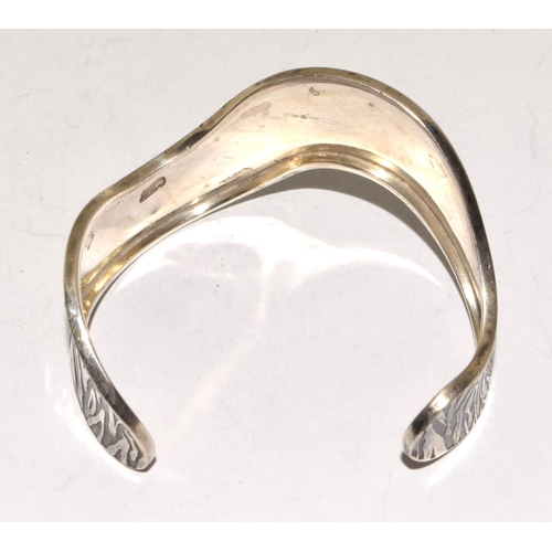 141 - 925 silver solid bark bangle