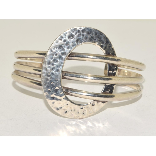 45 - 925 silver solid bangle set with 3 lines and a hammered centre piece