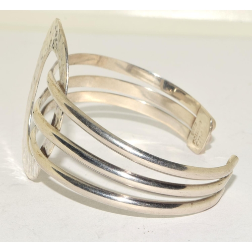 45 - 925 silver solid bangle set with 3 lines and a hammered centre piece