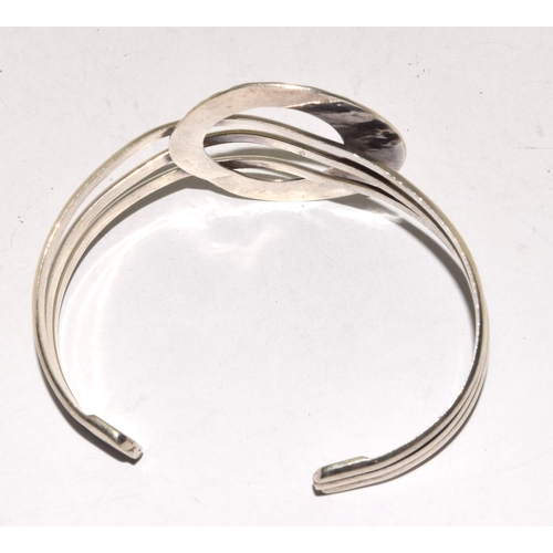 45 - 925 silver solid bangle set with 3 lines and a hammered centre piece