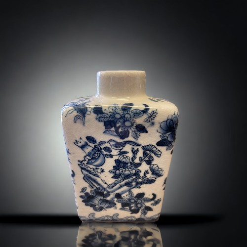 285 - A COLLECTION OF CHINESE & JAPANESE CERAMICS.