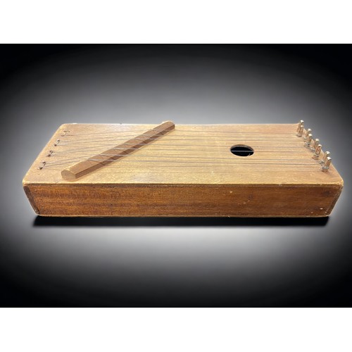 413 - A VINTAGE HANDMADE MONOCHORD.