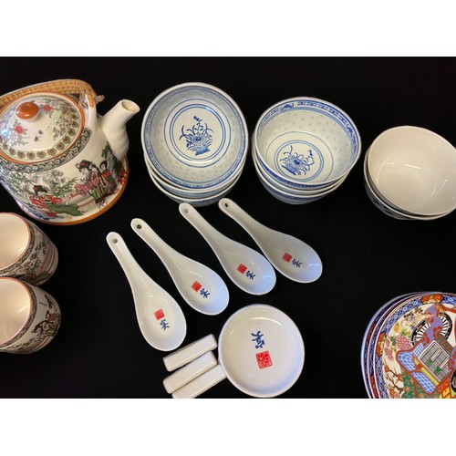 288 - A LARGE COLLECTION OF VINTAGE CHINESE & JAPANESE CERAMICS.