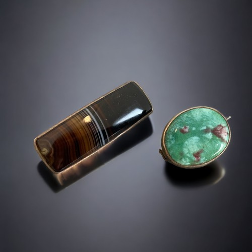 147 - A SILVER AND TURQUOISE CONCENTRIC RING BROACH, A LARGE BANDED AGATE BROOCH, A MINTON AND HOLLOWS AST... 