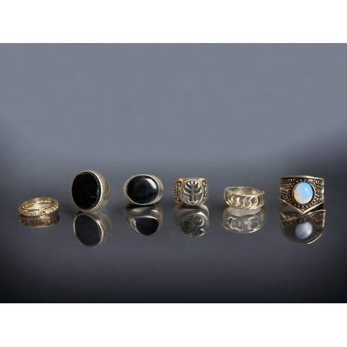 110 - A COLLECTION OF ANTIQUE & VINTAGE JEWELLERY.
INCLUDING TWO GOLD CORE BANGLES, FIVE WHITE METAL CHUNK... 