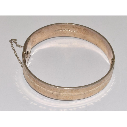 82 - 925 silver heavy gauge solid bangle with fitted safty chain