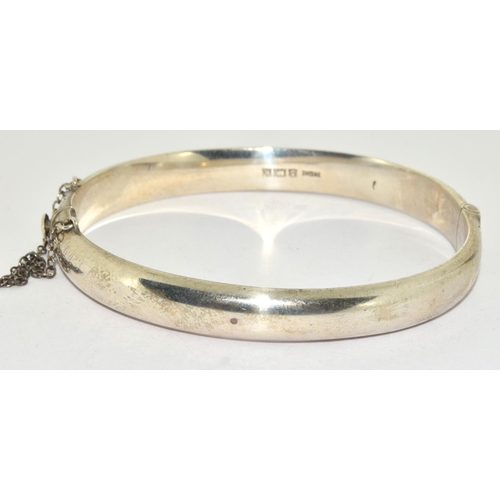 122 - 925 silver bangle with embossed decoration and safty chain