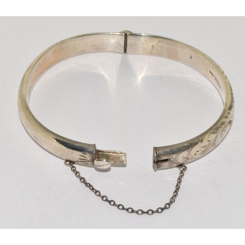 122 - 925 silver bangle with embossed decoration and safty chain