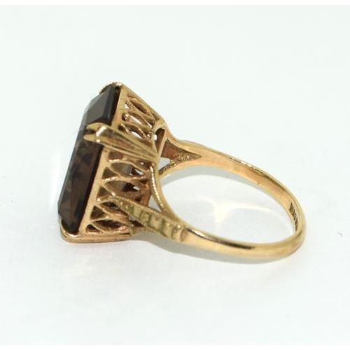 236 - A 9ct Gold Ladies Smoky Quartz statement Cocktail Ring. 4.5g. Size Q