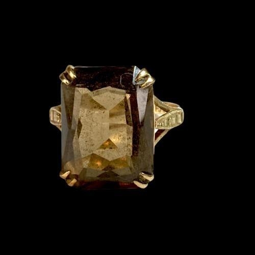 236 - A 9ct Gold Ladies Smoky Quartz statement Cocktail Ring. 4.5g. Size Q