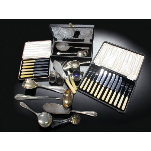 142 - A COLLECTION OF LOOSE & CASED CUTLERY SETS AND LOOSE SILVER PLATE TABLEWARES.