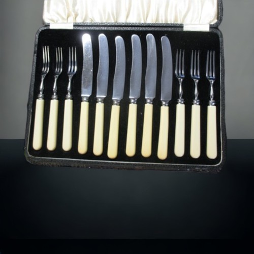 142 - A COLLECTION OF LOOSE & CASED CUTLERY SETS AND LOOSE SILVER PLATE TABLEWARES.