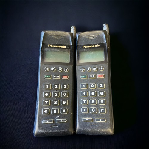 481 - A 1980'S MITSUBISHI FZ-852A AND 2 PANASONIC CELLULAR MOBILE PHONES.