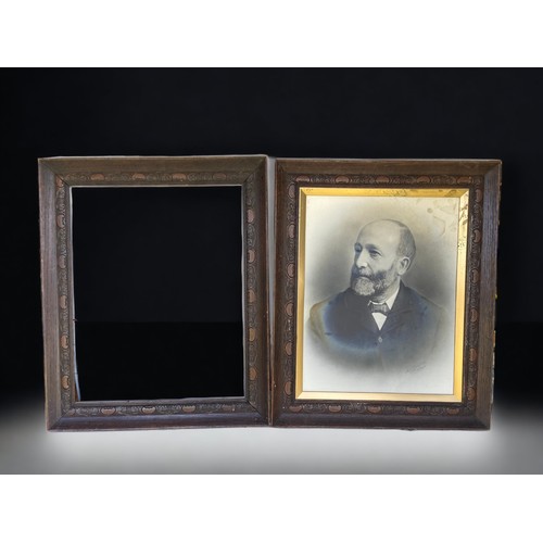 32 - A RARE, LARGE EDWARDIAN PHOTOGRAPH PORTRAIT BY HENRY COMLEY. 
SIGNED.
TOGETHER WITH A MATCHING CARVE... 