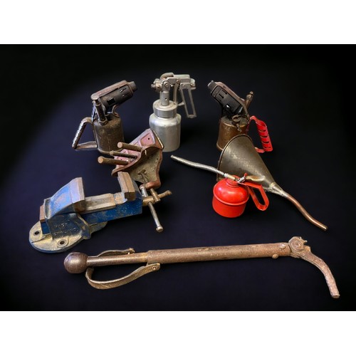 423 - A COLLECTION OF VINTAGE TOOLS, INCLUDING VICES, BLOWTORCHES, OIL CAN, AND A MILITARY FUNNELL.