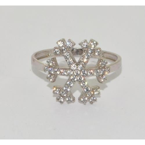 35 - 9ct gold white  ladies  snow flake shape ring size N