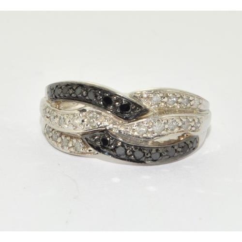 131 - 9ct white gold ladies Black and White Diamond ring size O