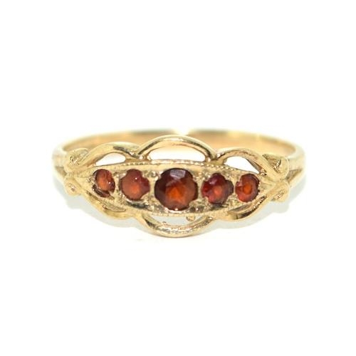 198 - 9ct gold ladies vintage 5 stone Garnet inlay ring size P