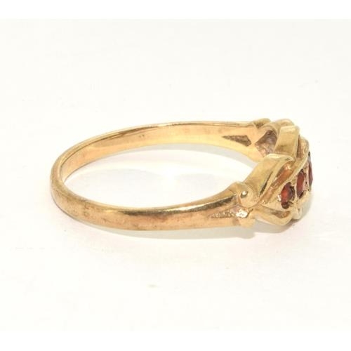 198 - 9ct gold ladies vintage 5 stone Garnet inlay ring size P