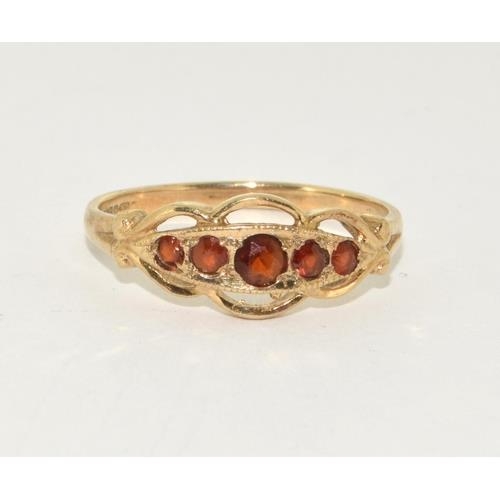 198 - 9ct gold ladies vintage 5 stone Garnet inlay ring size P