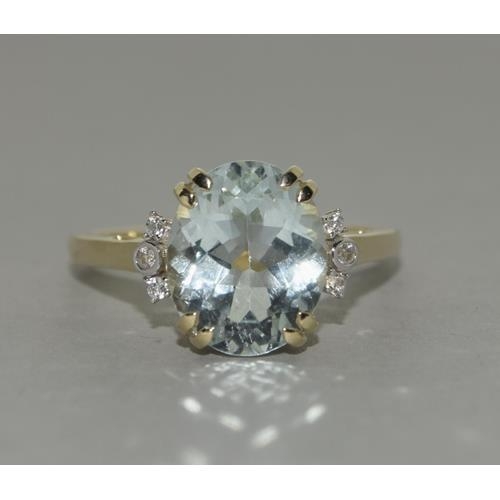 289 - A 9ct gold aquamarine and Topaz ring 4.5cts Size U