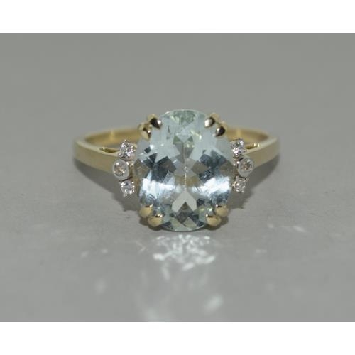 289 - A 9ct gold aquamarine and Topaz ring 4.5cts Size U