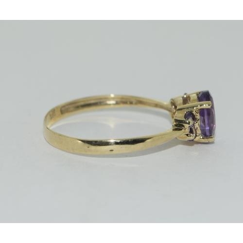 75 - A 9ct gold amethyst 3 stone ring Size O