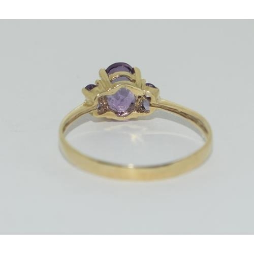 75 - A 9ct gold amethyst 3 stone ring Size O