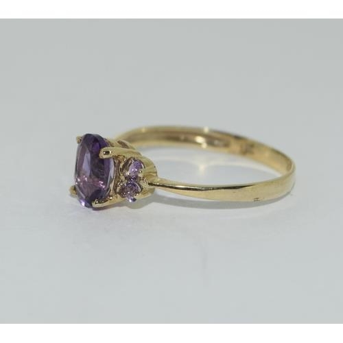 75 - A 9ct gold amethyst 3 stone ring Size O