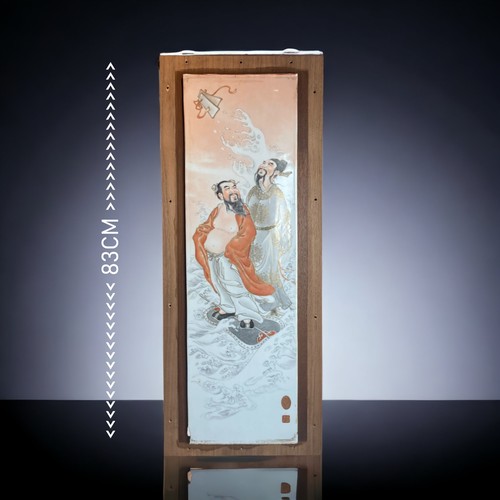 292 - A LARGE CHINESE PORCELAIN HAND PAINTED WALL PLAQUE.
DEPICTING TWO DAOIST IMMORTALS.
MOUNTED ON WOODE... 