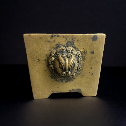 279 - A CHINESE BRONZE INCENSE BURNER.
RECTANGULAR FORM WITH TWIN BUDDHISTIC LION HANDLES. 
MARKS TO BASE.... 