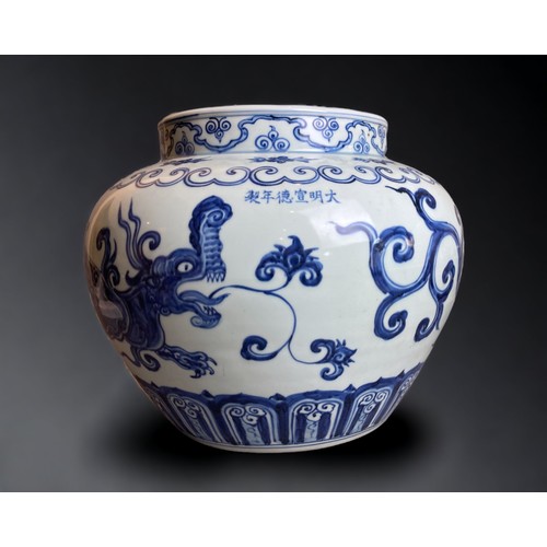 308 - A LARGE CHINESE PORCELAIN BLUE AND WHITE VASE. 
20TH-CENTURY.
HAND PAINTED WITH YUAN STYLE DRAGONS, ... 