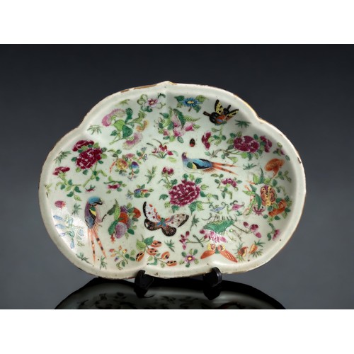 310 - A CHINESE QING DYNASTY FAMILLE ROSE ON CELADON PORCELAIN DISH.
KIDNEY SHAPED. 
TOGETHER WITH SIMILAR... 