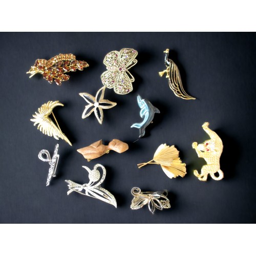 182 - A LOT OF 12 LADIES COSTUME JEWELRY BROOCHES.