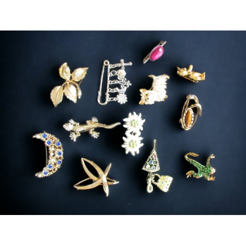 183 - A JOB LOT OF 12 COSTUME JEWELRY LADIES BROOCHES.