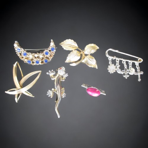 183 - A JOB LOT OF 12 COSTUME JEWELRY LADIES BROOCHES.