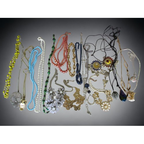 184 - A LOT OF 20+ COSTUME JEWELLERY NECKLACES.