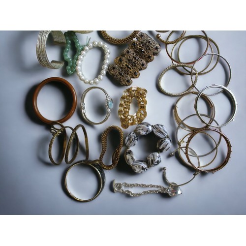 185 - A LARGE COLLECTION OF COSTUME JEWELLERY BRACELETS.